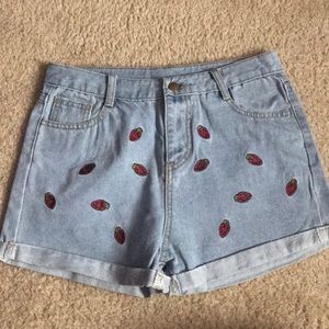 Women’s shorts, mid-thigh